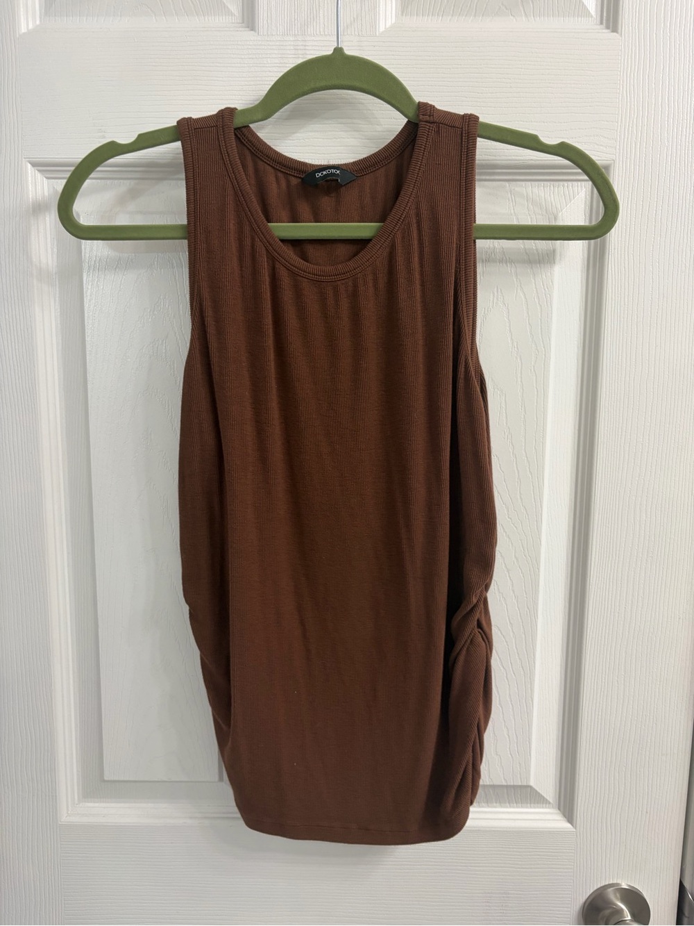 Twist-Side Sleeveless Tank Top in Brown